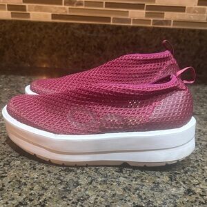 OOFOS Women's Berry Mesh Slip-On Sneakers